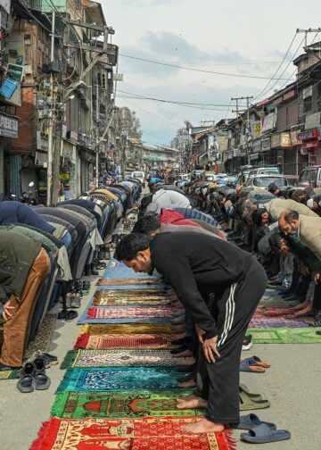Tears, faith mark last Friday of Ramadan in Kashmir