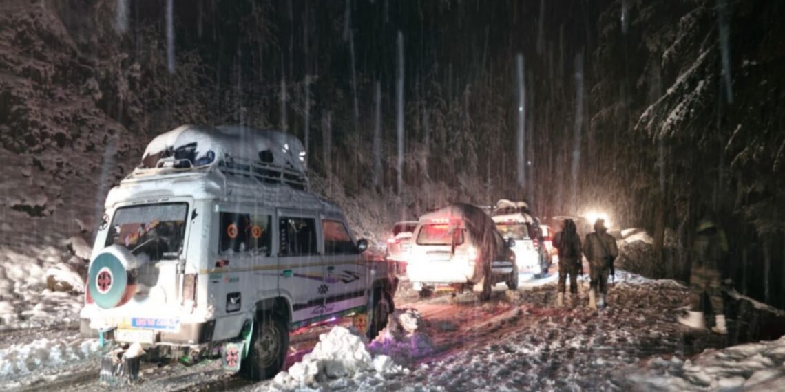 Over 150 passengers evacuated from snowbound Sinthan Top