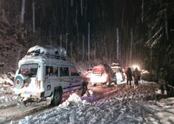 Over 150 passengers evacuated from snowbound Sinthan Top