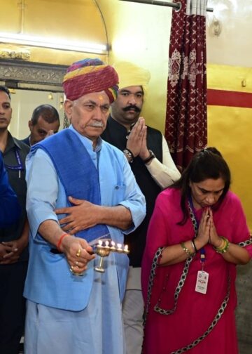 Evening Aarti discipline of soul, expression of gratefulness: LG Sinha