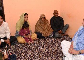 LG Sinha visits bereaved family of SSF personnel