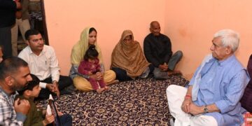 LG Sinha visits bereaved family of SSF personnel