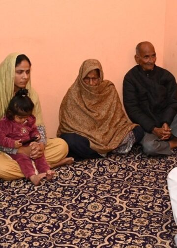 LG Sinha visits bereaved family of SSF personnel