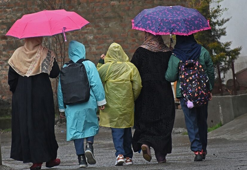 Snowfall, rains continue for 3rd consecutive day in Kashmir 