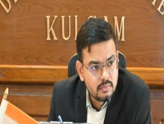 DC Kulgam visits Yaripora, reviews functioning of Govt offices