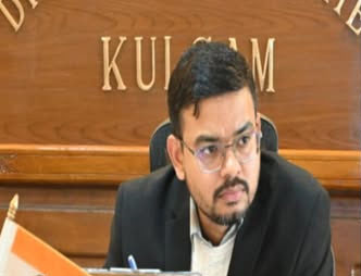 DC Kulgam visits Yaripora, reviews functioning of Govt offices