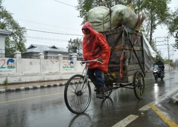 Snowfall, rain disrupt life across Kashmir, temps dip