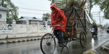 Snowfall, rain disrupt life across Kashmir, temps dip