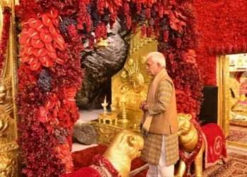 Navratri: LG joins devotees, pays obeisance at Vaishno Devi shrine