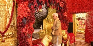 Navratri: LG joins devotees, pays obeisance at Vaishno Devi shrine