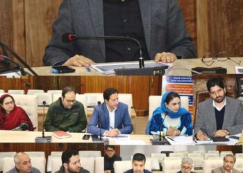 DC Srinagar conducts  review of water supply projects