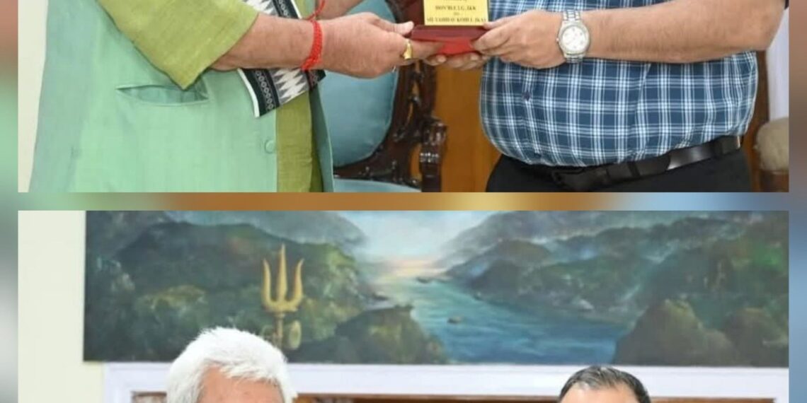 LG Sinha, staff give warm send-off to two key officers