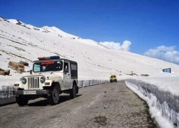 BRO intensifies Bandipora–Gurez Road snow clearance operations