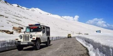 BRO intensifies Bandipora–Gurez Road snow clearance operations