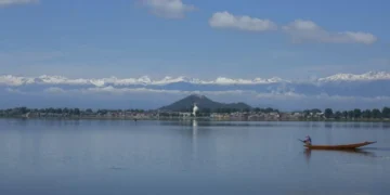 Dal Lake shrinks over 10 %, CAG flags lapses