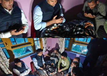 DC Anantnag visits Shampora, extends condolences to bereaved family