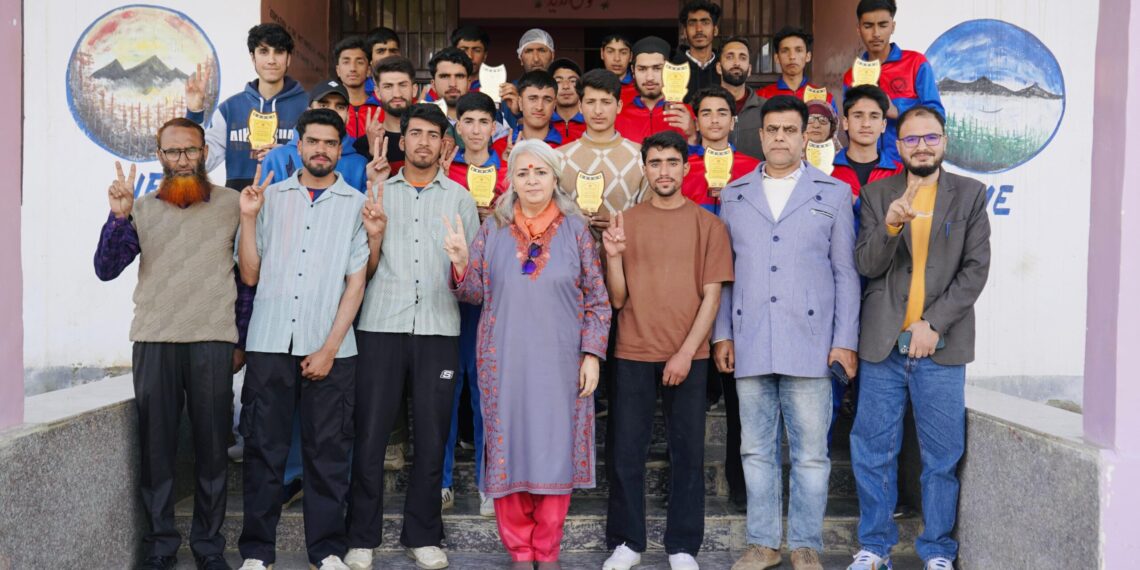 DC Bandipora holds interactive session with G&B hostel students