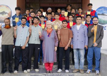 DC Bandipora holds interactive session with G&B hostel students