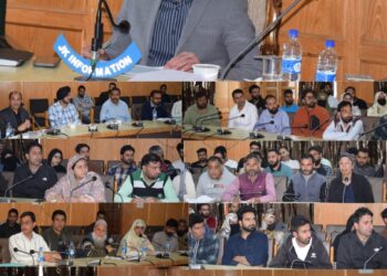 DC Pulwama reviews functioning of Kisan Khidmat Ghars