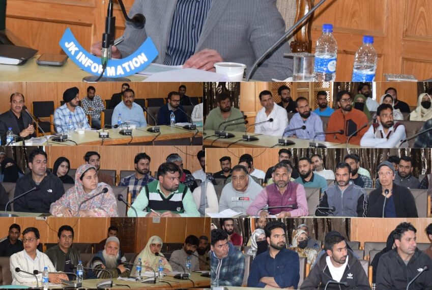 DC Pulwama reviews functioning of Kisan Khidmat Ghars