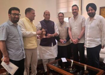 J&K MPs, MLAs meet Defence Minister