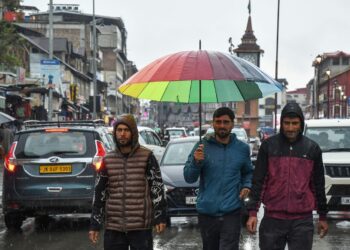 Upper reaches get snow, rains lash Kashmir plains