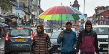Upper reaches get snow, rains lash Kashmir plains
