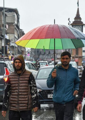 Upper reaches get snow, rains lash Kashmir plains