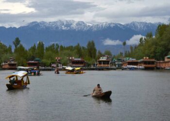Chill returns to Kashmir amid fresh snowfall, widespread rains