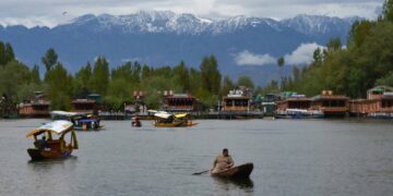 Chill returns to Kashmir amid fresh snowfall, widespread rains