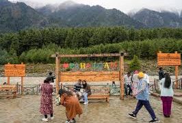 Awaiting terror-free India: Tourists pay tributes to victims