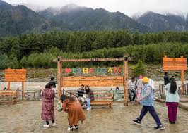 Awaiting terror-free India: Tourists pay tributes to victims