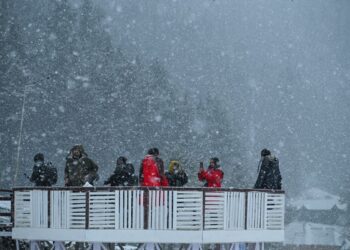 Intermittent snowfall, rain deepen chill across J&K