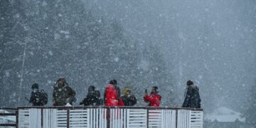 Intermittent snowfall, rain deepen chill across J&K