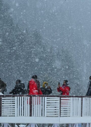 Intermittent snowfall, rain deepen chill across J&K