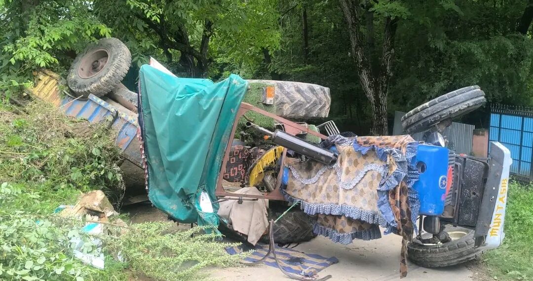 Boy dies after tractor overturns in Tral