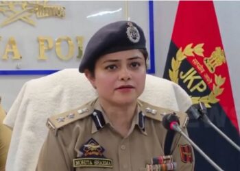 Teenager kills friend with cricket bat after love dispute