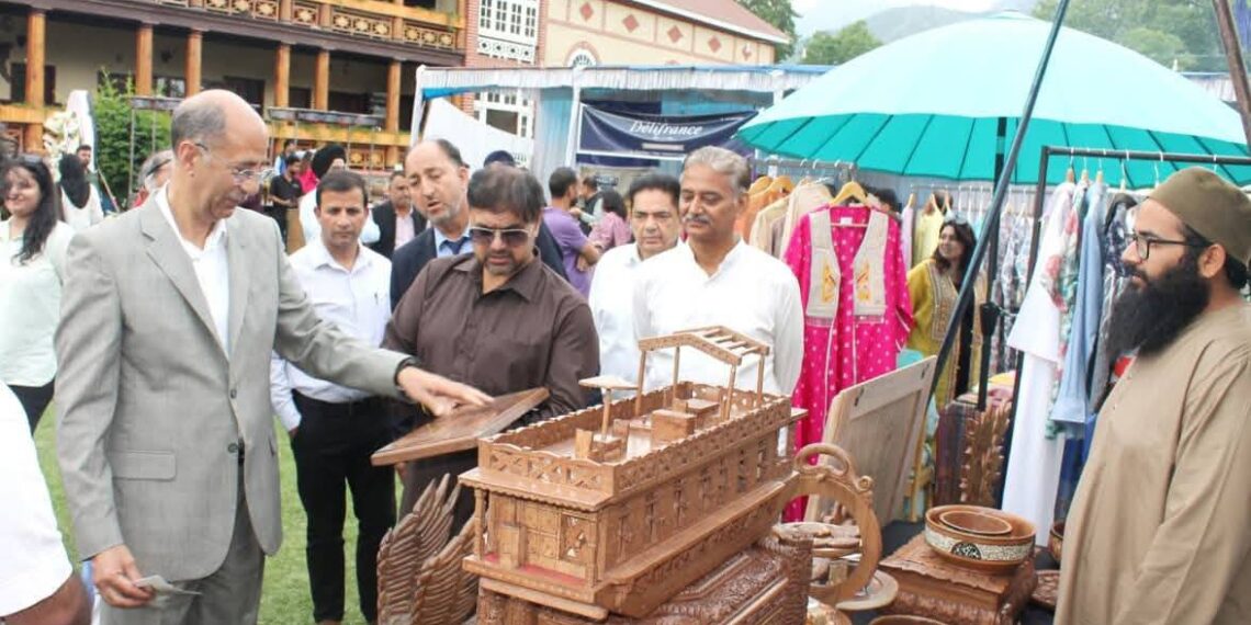 Satish Sharma pitches for promotion of indigenous products at Flea Market