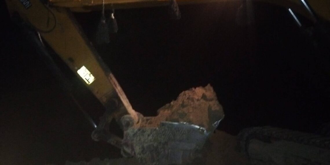 Police seize L&T machine, tipper for illegal mining in Pulwama