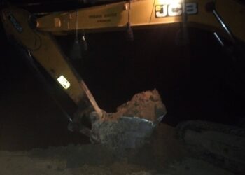 Police seize L&T machine, tipper for illegal mining in Pulwama