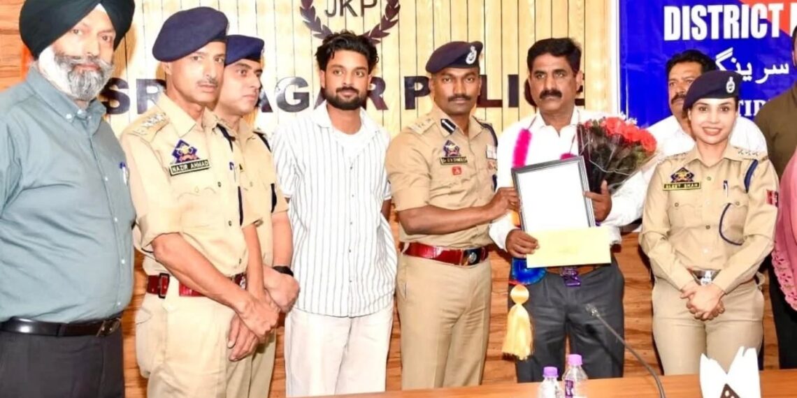 Srinagar Police give warm send-off to retiring officers