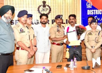 Srinagar Police give warm send-off to retiring officers