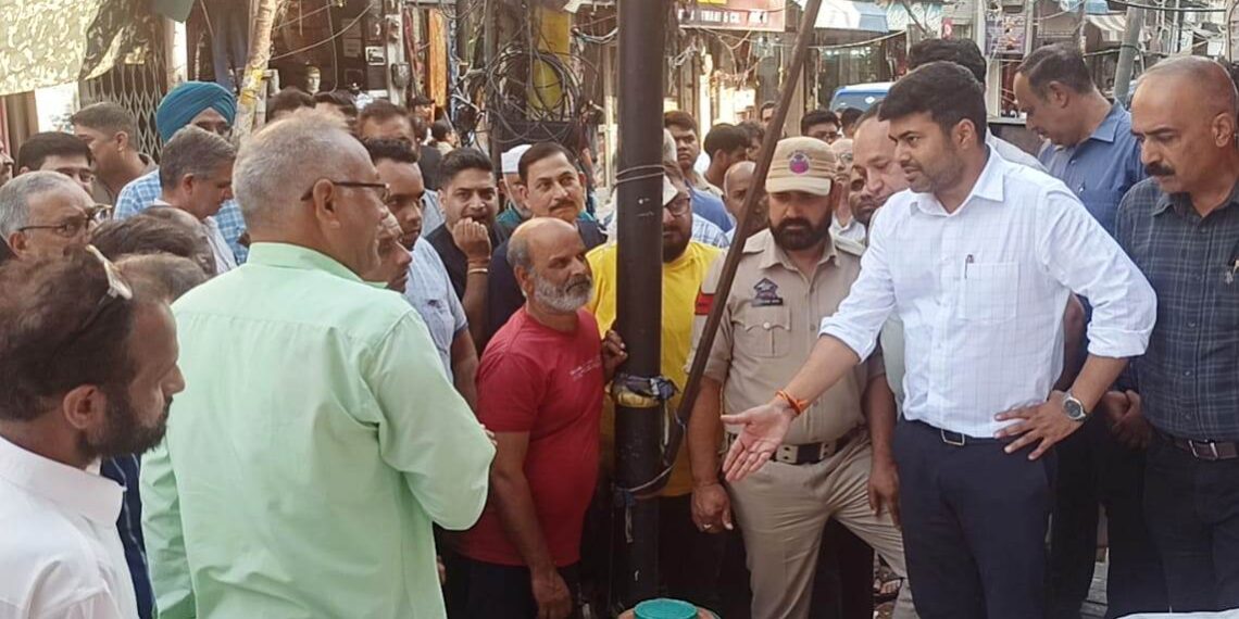 Commissioner JMC inspects encroachment situation in City Chowk, Malhotra Mohalla