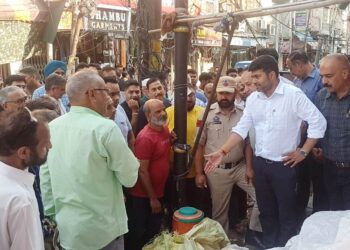 Commissioner JMC inspects encroachment situation in City Chowk, Malhotra Mohalla