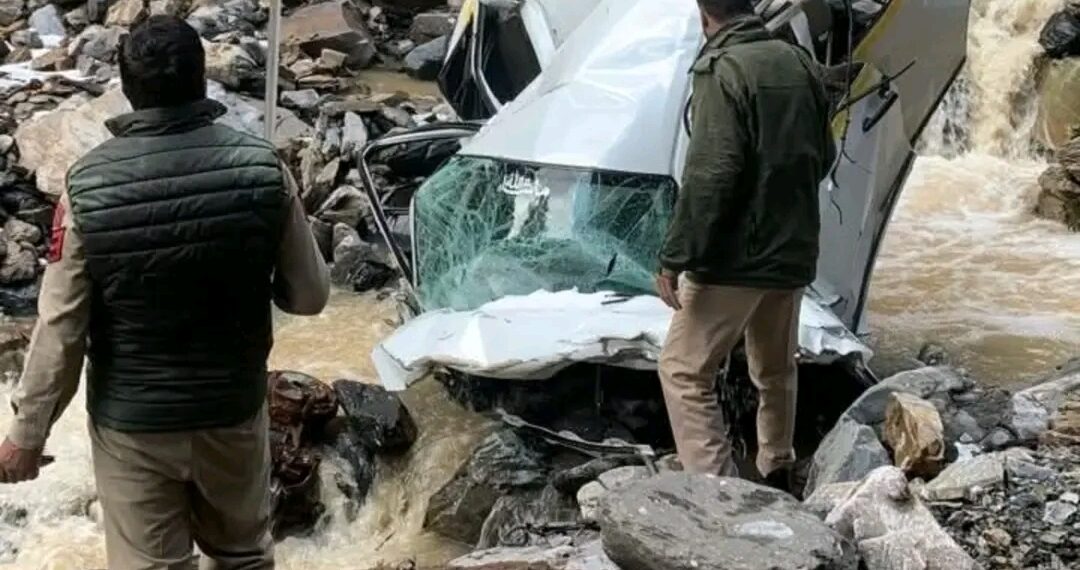 2 dead, 2 missing after vehicle falls in Nallah on Mughal Road