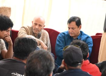Javid Dar visits Mawar to condole demise of Baramulla MP Engineer Rashid’s father