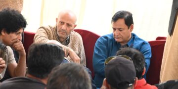 Javid Dar visits Mawar to condole demise of Baramulla MP Engineer Rashid’s father