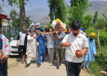 Muslims, Sikhs perform last rites of elderly Kashmiri Pandit woman in Tral