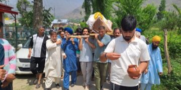 Muslims, Sikhs perform last rites of elderly Kashmiri Pandit woman in Tral