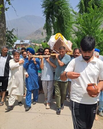 Muslims, Sikhs perform last rites of elderly Kashmiri Pandit woman in Tral